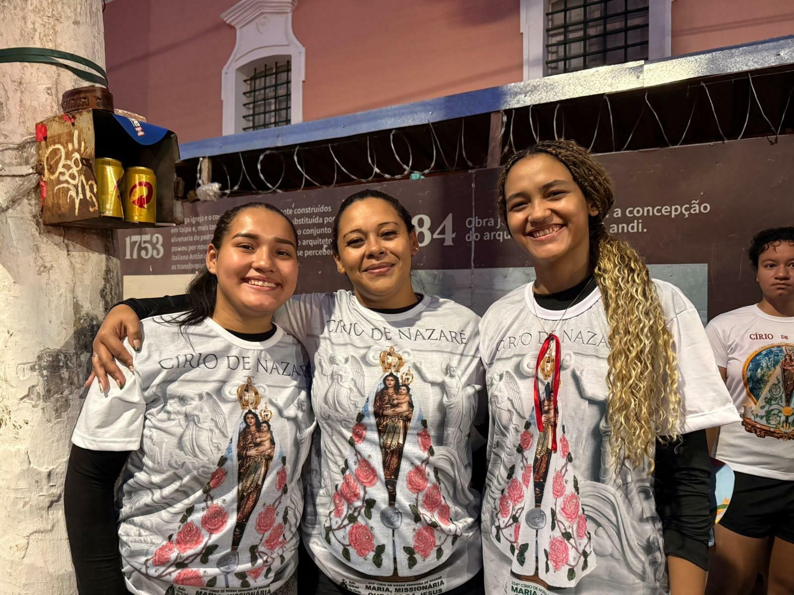 Aryanny Faro, de 41 anos, e as filhas Ynnayra Faro, de 23, e Nayla Faro, de 19, a participar do Círio de Nazaré 2026, neste domingo (11)